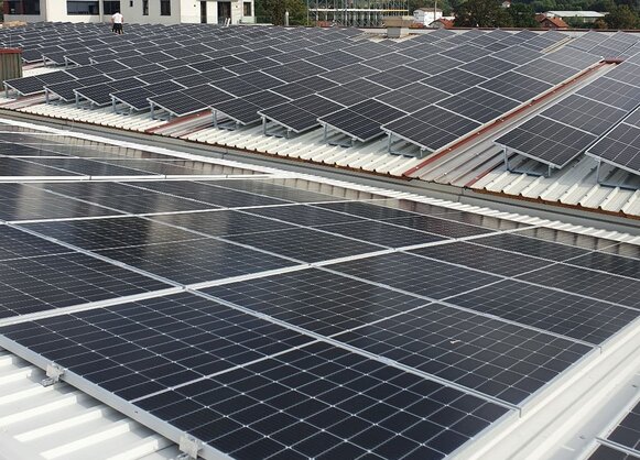 Solarna elektrana na krovu poslovnog objekta by EMT SOLAR